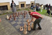 Šachová partie ve dvoře muzea